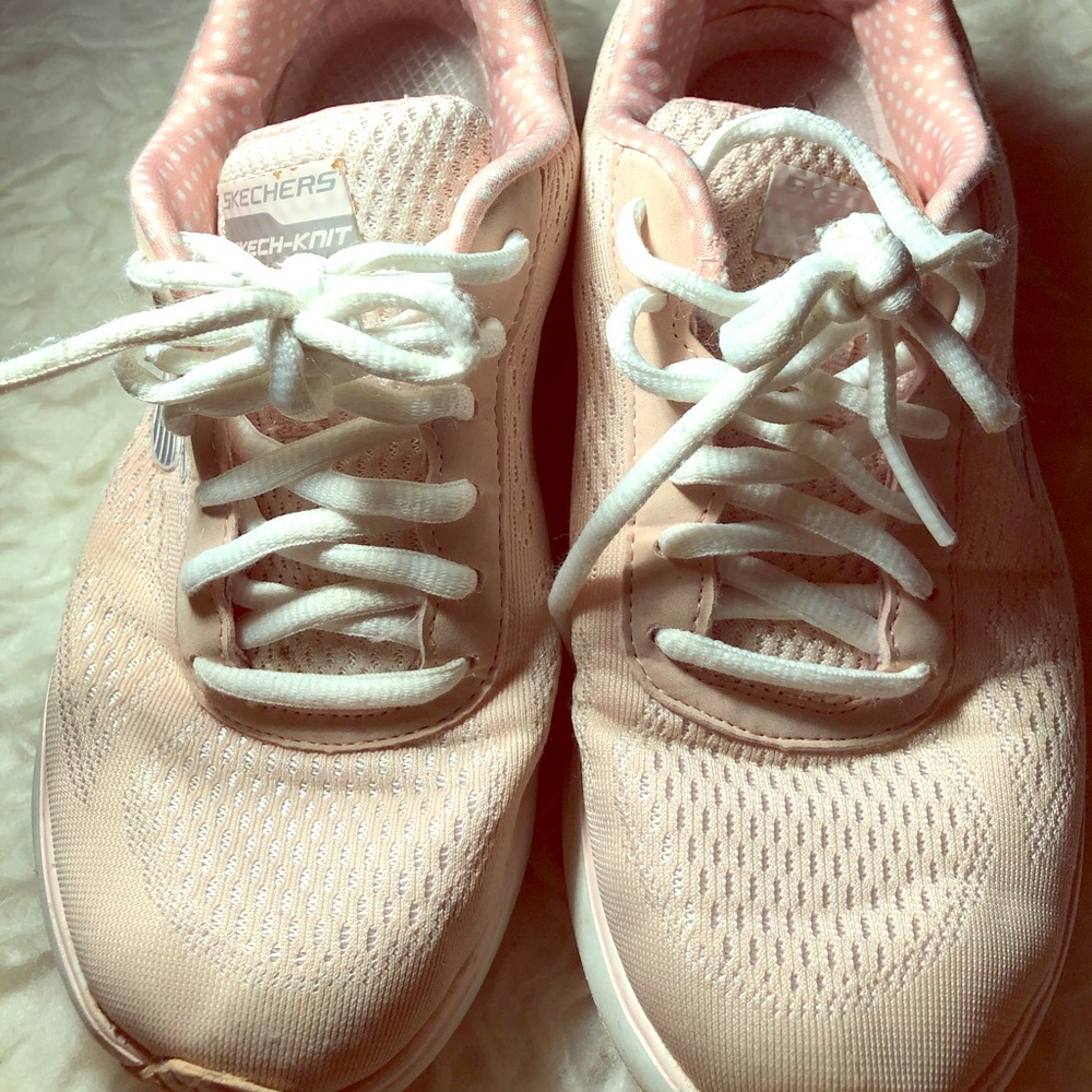 Light pink Skechers sports shoes! Size 6:)
